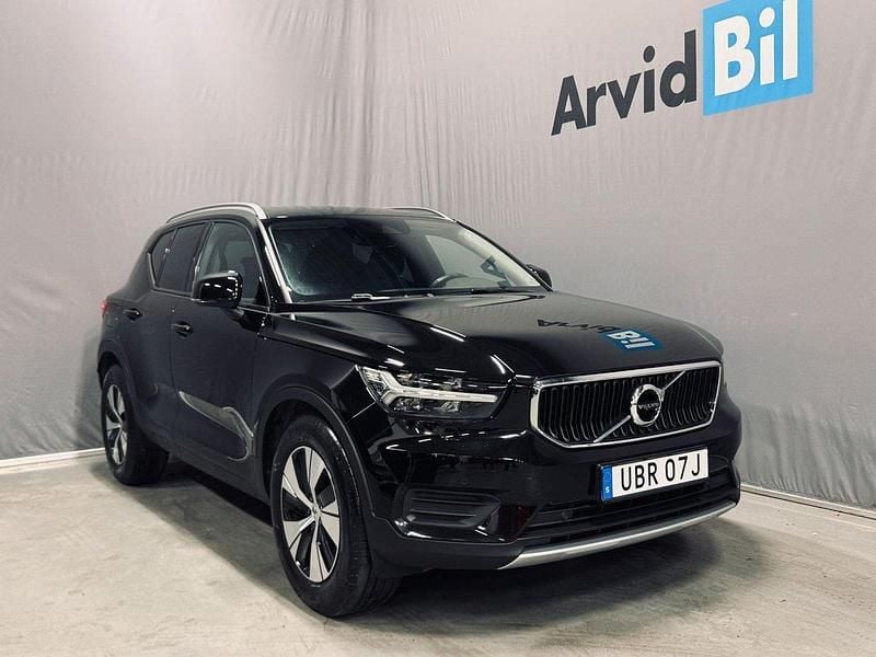Svart Begagnad 2020 Volvo XC40 Momentum SUV | 269 700 kr (Marknadspris) - Bild 1/3