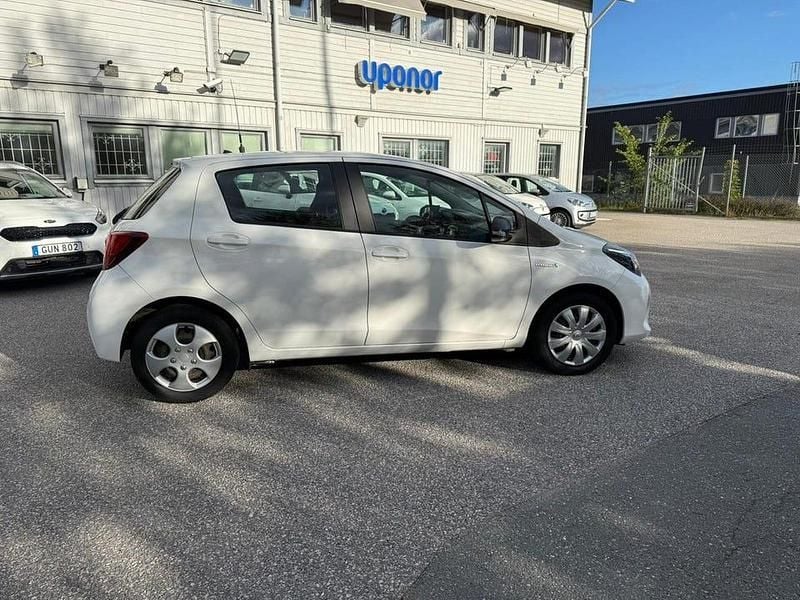 Begagnad Toyota Yaris Hybrid Active 101 HK (74 kW) 2016 Vit Halvkombi