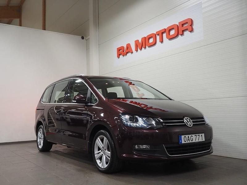 Begagnad VW Sharan 150 HK (110 kW) 2016 Mörkröd Minibuss