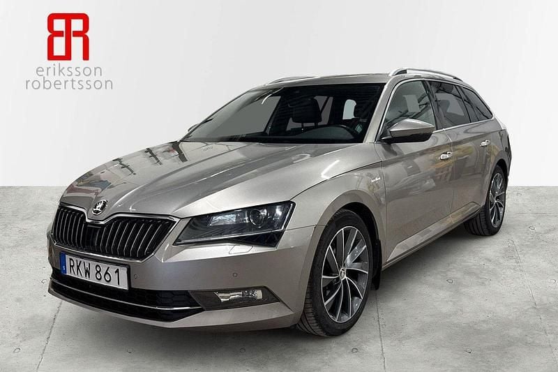 Ljusbrun (brun) Begagnad 2019 Skoda Superb LAURIN & KLEMENT Kombi | 259 900 kr (Marknadspris) - Bild 1/4