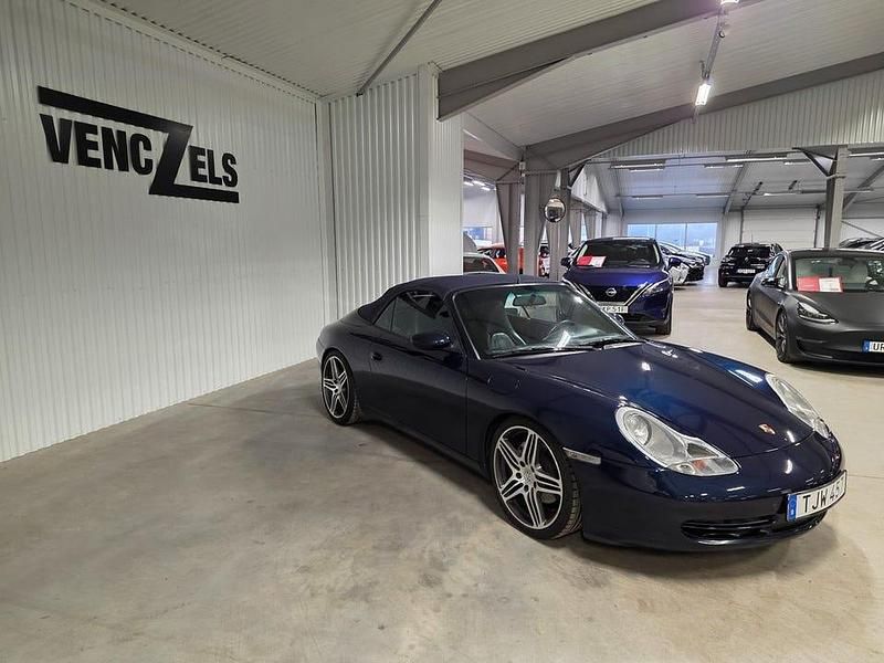 Begagnad Porsche 911 Carrera 4 301 HK (221 kW) 1999 Blå metallic Cab