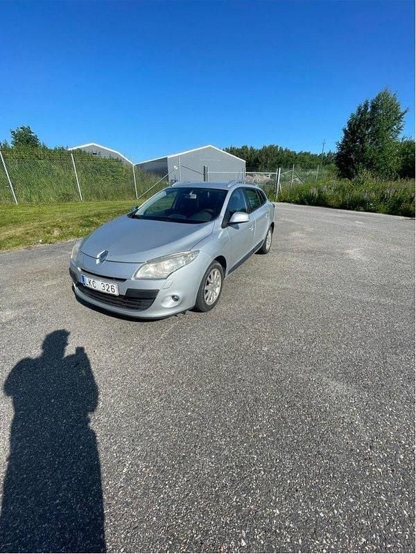 Silver Begagnad 2010 Renault Mégane GrandTour Kombi | 40 000 kr (Bra pris) - Bild 1/4