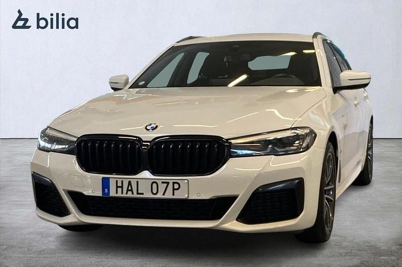 Vit Begagnad 2021 BMW 520 M Sport Kombi | 379 000 kr (Marknadspris) - Bild 1/4