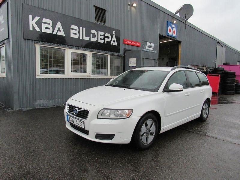Begagnad Volvo V50 Kinetic 116 HK (85 kW) 2011 Vit Kombi