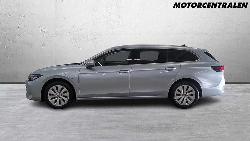 Begagnad VW Passat 207 HK (152 kW) 2024 Silver Kombi