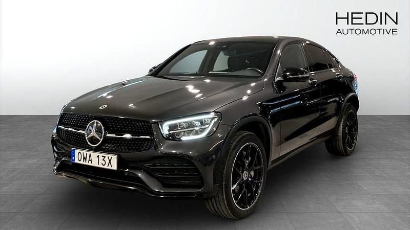 Grå Begagnad 2022 Mercedes GLC300 AMG line Plus Sportkupé | 499 900 kr (Marknadspris) - Bild 1/4