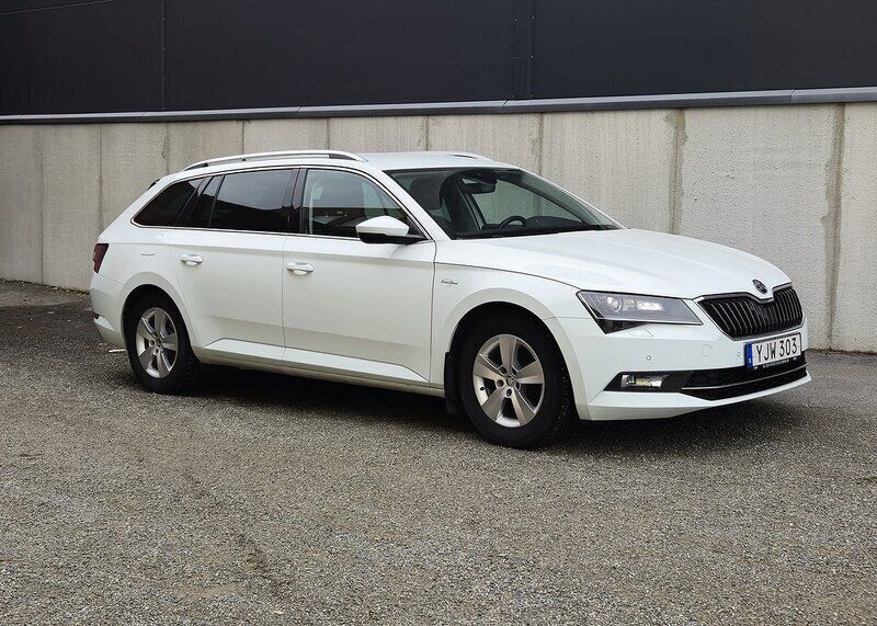 Vit Begagnad 2017 Skoda Superb LAURIN & KLEMENT Kombi | 229 000 kr (Marknadspris) - Bild 1/4