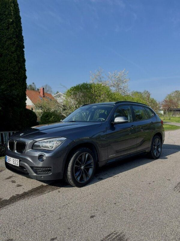 Grå Begagnad 2014 BMW X1 Sport Line SUV | 145 000 kr (Marknadspris) - Bild 1/4
