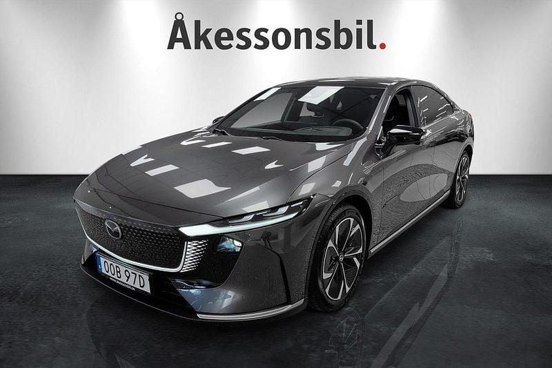Machine grey metallic Ny 2025 Mazda 6e Takumi-Line Sedan | 524 900 kr - Bild 1/4