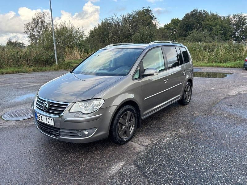 Mörkgrå Begagnad 2008 VW Touran Highline Minibuss | 47 900 kr (Lite dyr) - Bild 1/4