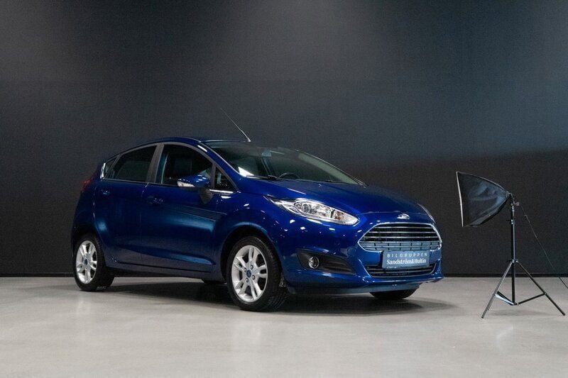 Blå Begagnad 2016 Ford Fiesta Titanium Halvkombi | 139 000 kr (Marknadspris) - Bild 1/4
