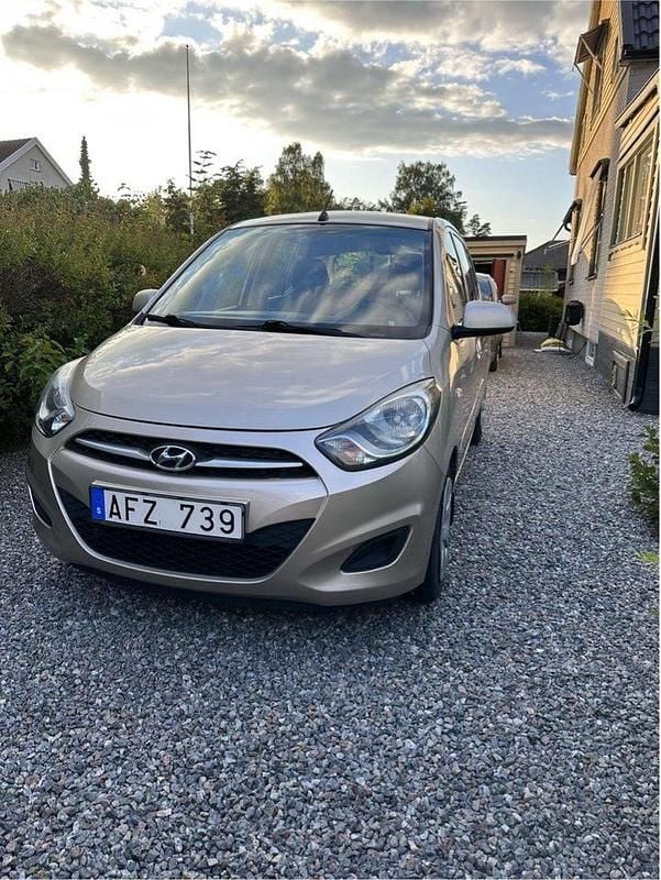 Silver Begagnad 2011 Hyundai i10 Halvkombi | 37 000 kr (Lite dyr) - Bild 1/4