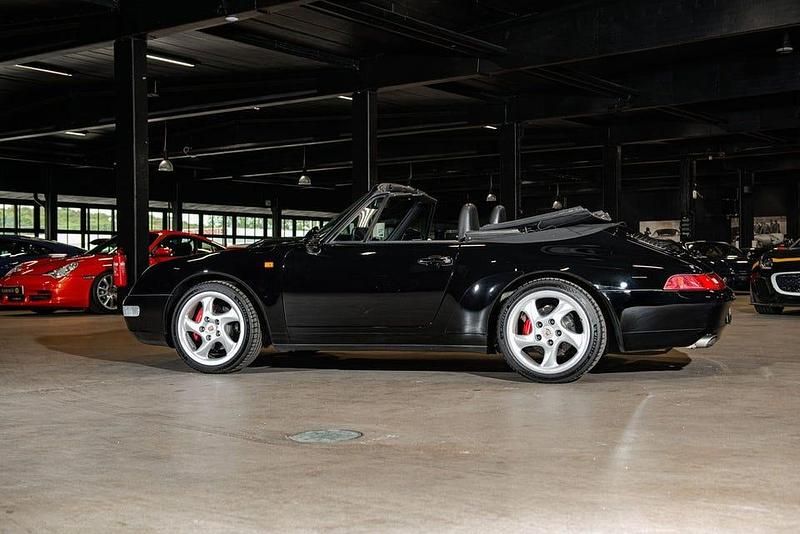 Begagnad Porsche 911 Carrera 286 HK (210 kW) 1997 Svart Cab