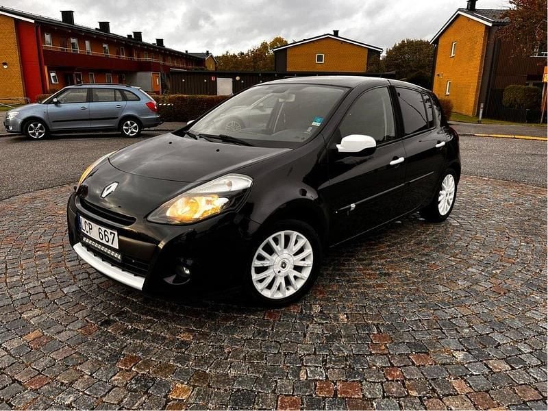 Svart Begagnad 2011 Renault Clio II Halvkombi | 49 900 kr (Dyr) - Bild 1/4