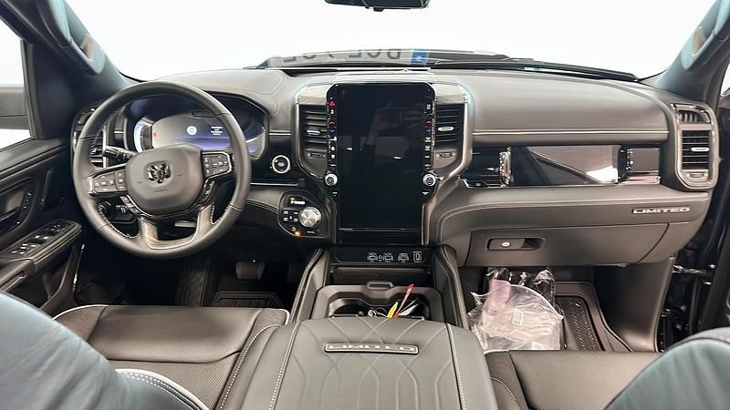 Ny RAM 1500 2025 Svart Pickup