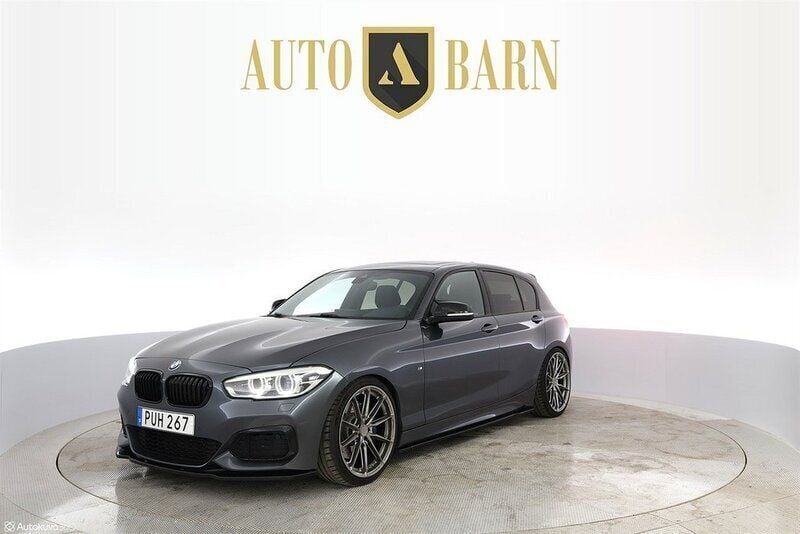 Grå Begagnad 2015 BMW M135 M Sport Halvkombi | 299 700 kr (Marknadspris) - Bild 1/4