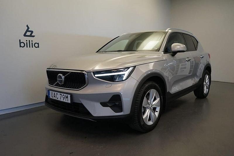 Silver Begagnad 2023 Volvo XC40 Core SUV | 359 500 kr (Marknadspris) - Bild 1/3