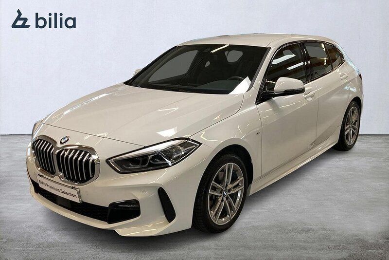 Vit Begagnad 2022 BMW 118 M Sport Halvkombi | 279 000 kr (Marknadspris) - Bild 1/4