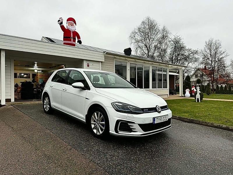 Begagnad 2020 VW Golf VIII GTE Halvkombi | 217 000 kr (Superpris) - Bild 1/4