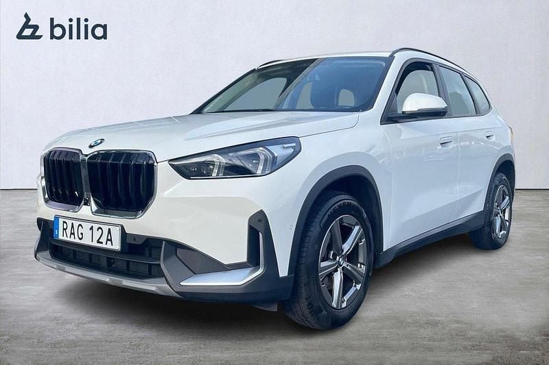 Vit Begagnad 2023 BMW X1 SUV | 349 000 kr (Bra pris) - Bild 1/3
