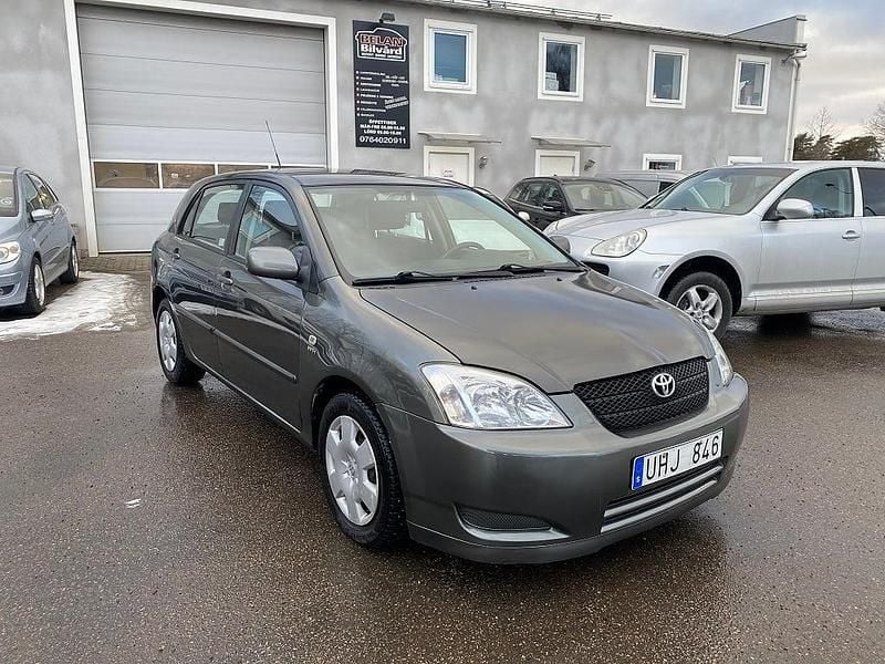 Begagnad Toyota Corolla 110 HK (80 kW) 2003 Grå Halvkombi