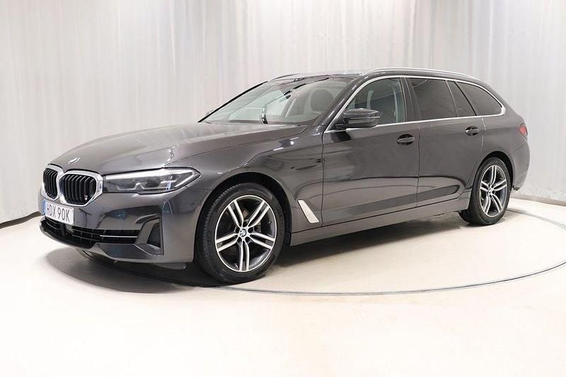 Grå Begagnad 2020 BMW 520 Kombi | 318 900 kr (Lite dyr) - Bild 1/4