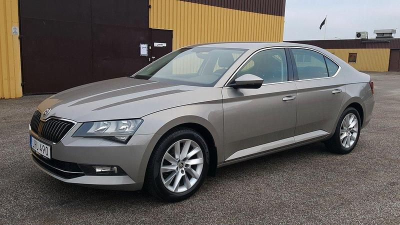 Ljusbrun Begagnad 2016 Skoda Superb Ambition Halvkombi | 169 900 kr (Marknadspris) - Bild 1/4