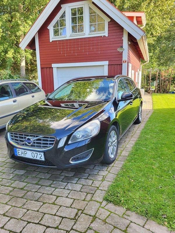 Svart Begagnad 2013 Volvo V60 Momentum Kombi | 68 000 kr (Bra pris) - Bild 1/4