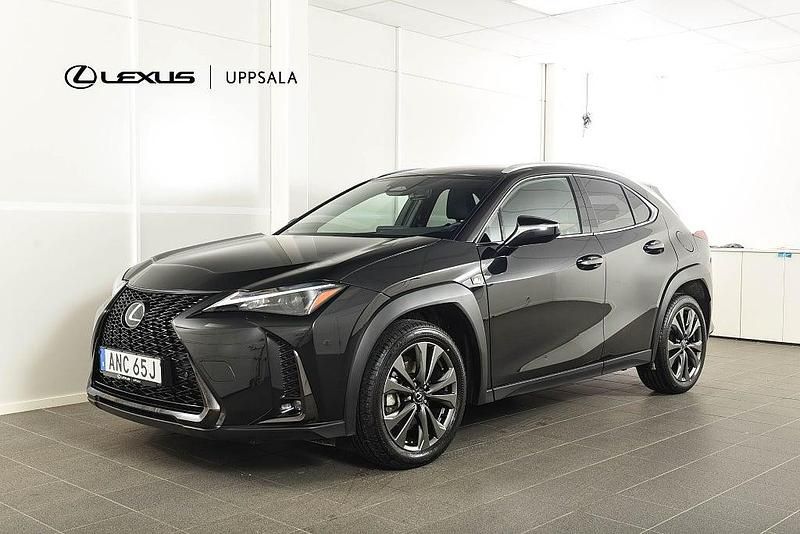 Svart Begagnad 2024 Lexus UX 300h Sport Design Packet SUV | 379 900 kr (Marknadspris) - Bild 1/4