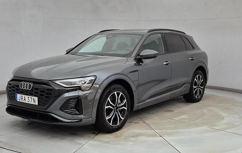 Grå Begagnad 2023 Audi Q8 e-tron S-Line SUV | 599 500 kr (Marknadspris) - Bild 1/4