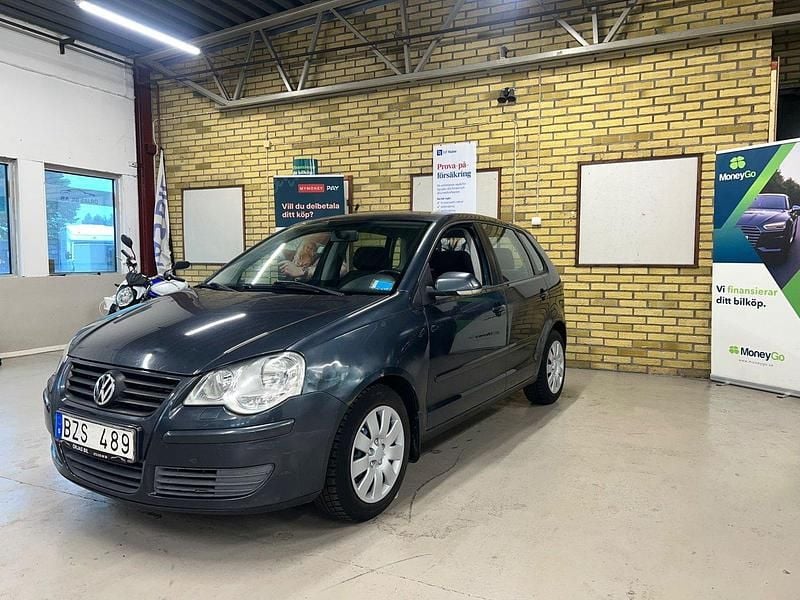 Mörkgrå (grå) Begagnad 2006 VW Polo Comfortline Halvkombi | 19 900 kr (Marknadspris) - Bild 1/4
