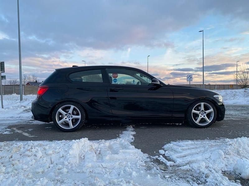 Begagnad BMW 118 143 HK (105 kW) 2013 Jet black Halvkombi