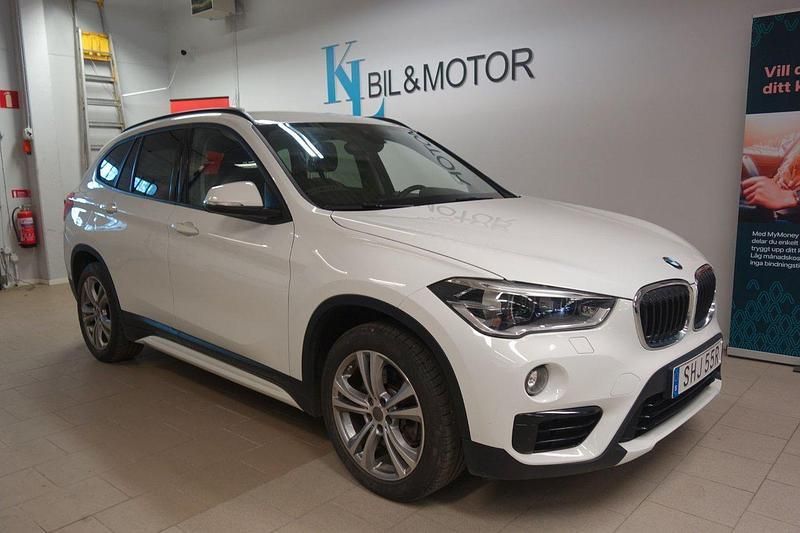 Vit Begagnad 2019 BMW X1 Sport Line SUV | 244 900 kr (Bra pris) - Bild 1/4