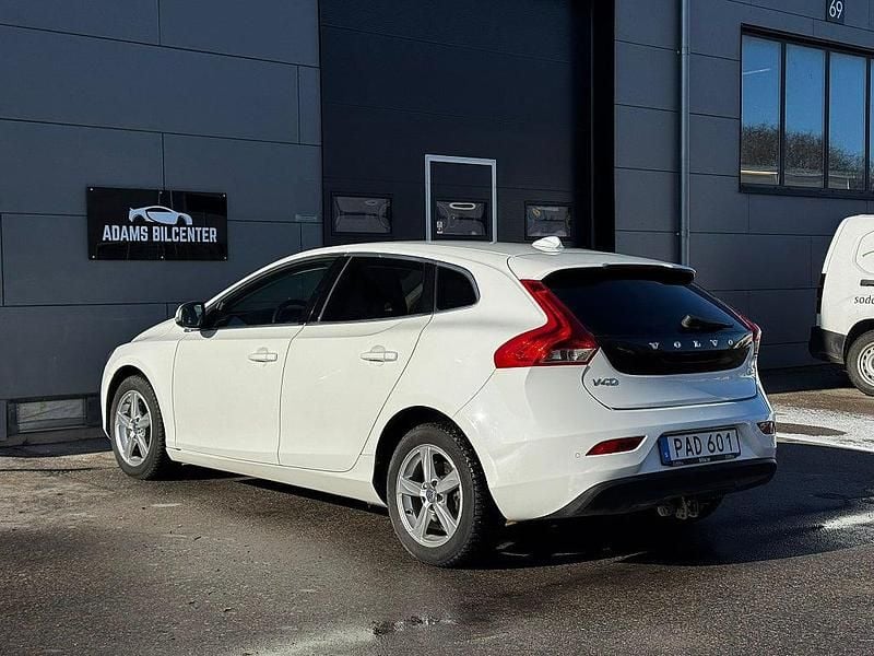 Begagnad Volvo V40 Momentum 120 HK (88 kW) 2016 Vit Halvkombi