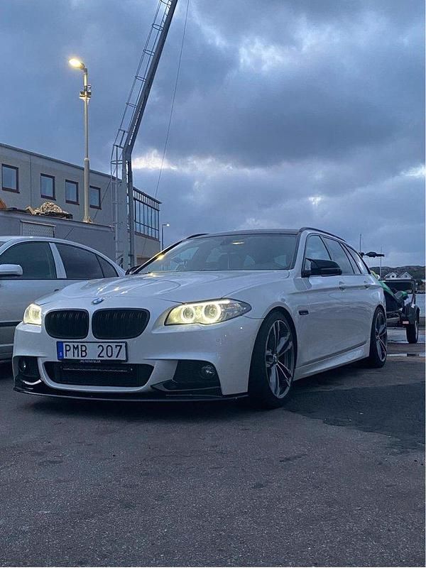 Vit Begagnad 2014 BMW 520 M Sport Kombi | 160 000 kr (Dyr) - Bild 1/4