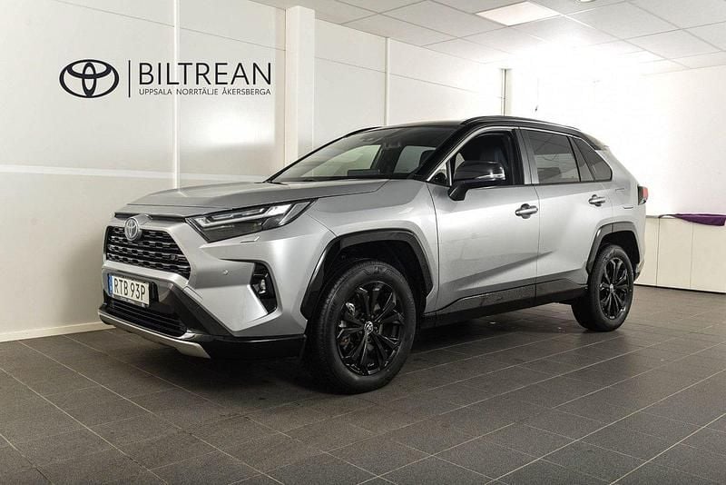 Grå (silver metallic) Begagnad 2024 Toyota RAV4 Hybrid Style SUV | 419 800 kr (Marknadspris) - Bild 1/4