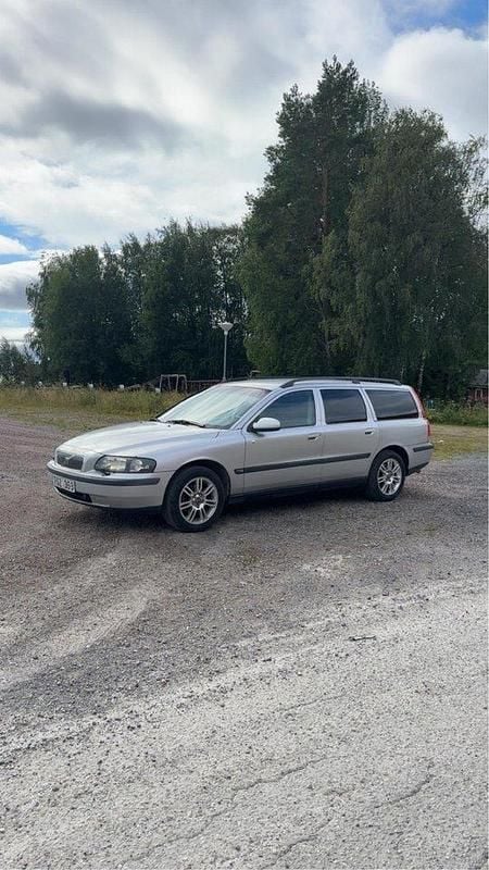 Grå Begagnad 2003 Volvo V70 Kombi | 23 900 kr (Marknadspris) - Bild 1/4
