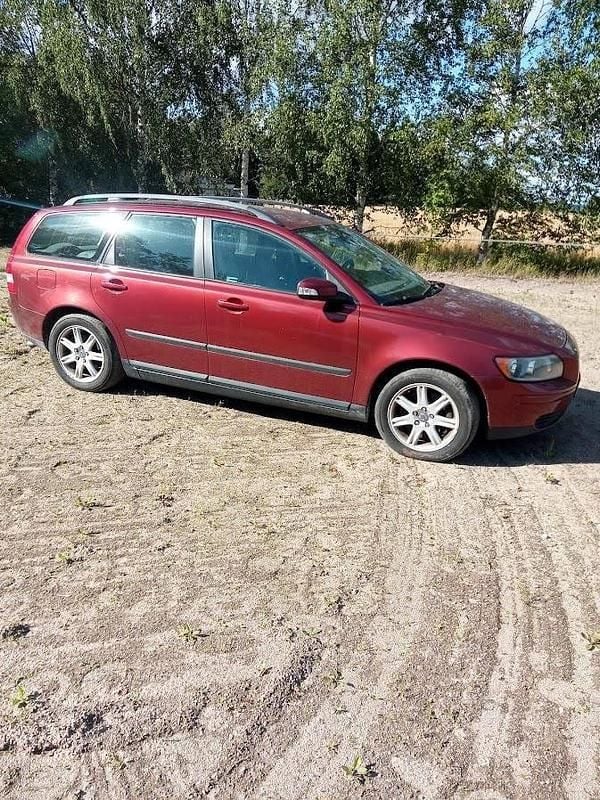 Röd Begagnad 2007 Volvo V50 Kinetic Kombi | 16 000 kr (Superpris) - Bild 1/4