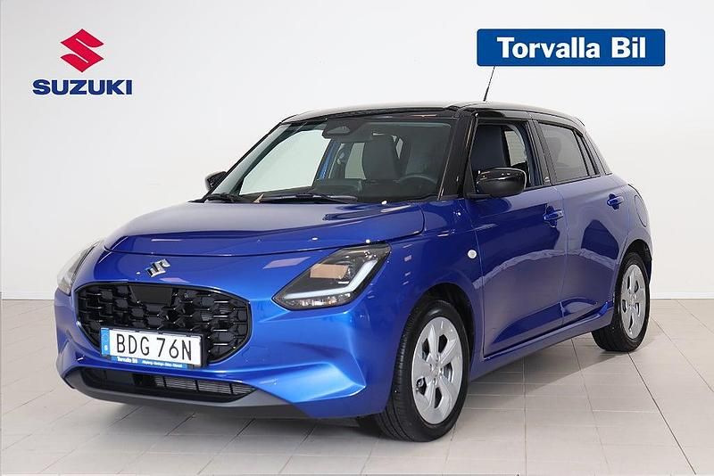 Blå Begagnad 2024 Suzuki Swift Halvkombi | 214 900 kr (Marknadspris) - Bild 1/4