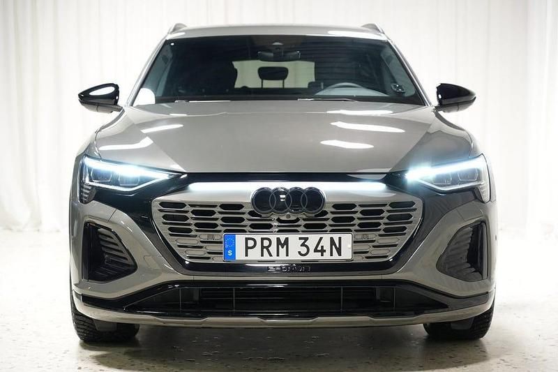 Begagnad Audi Q8 e-tron S-Line 300 kW (408 HK) 2024 Grå SUV
