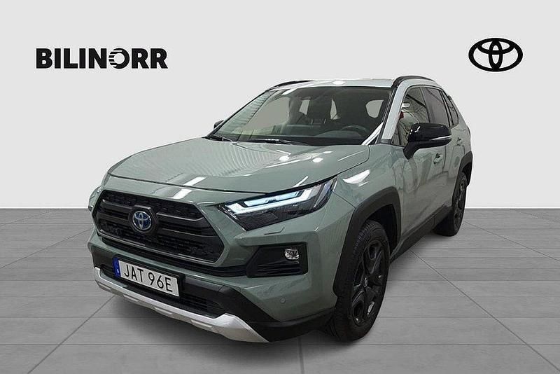 Grön Begagnad 2023 Toyota RAV4 Hybrid SUV | 449 900 kr (Marknadspris) - Bild 1/4