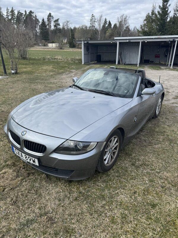 Grå Begagnad 2006 BMW Z4 Cab | 140 000 kr (Marknadspris) - Bild 1/4