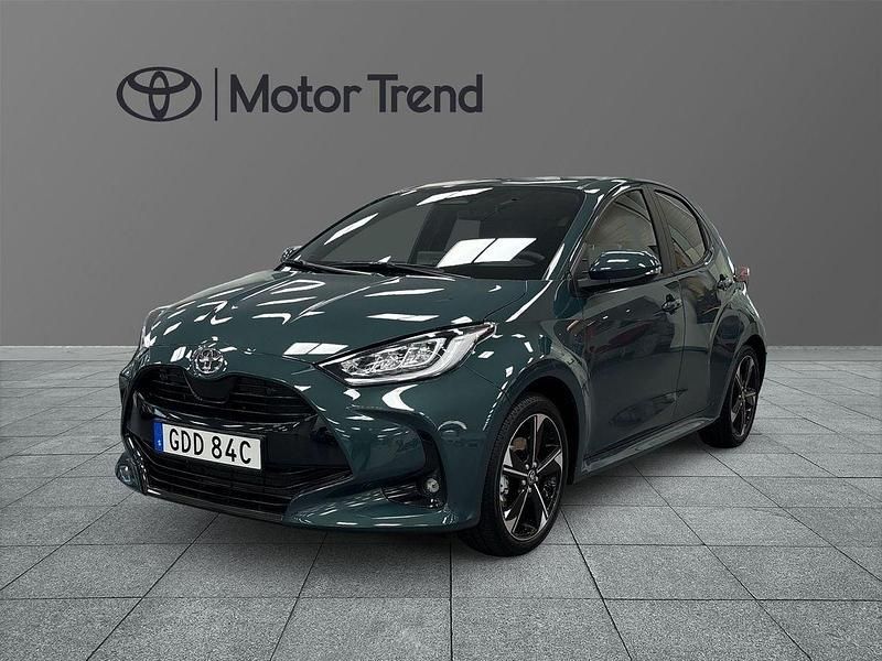 Grön Begagnad 2025 Toyota Yaris Hybrid Style Halvkombi | 289 900 kr (Marknadspris) - Bild 1/4