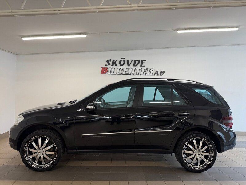 Svart Begagnad 2005 Mercedes ML500 SUV | 99 500 kr - Bild 1/4
