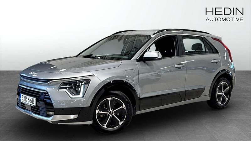 Grå (grey) Begagnad 2022 Kia Niro SUV | 274 900 kr (Marknadspris) - Bild 1/4