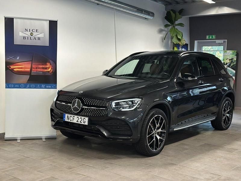 Grå (graphite gray metallic) Begagnad 2022 Mercedes GLC300e AMG SUV | 459 000 kr (Bra pris) - Bild 1/4