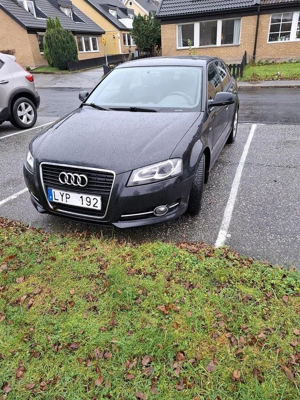 Svart Begagnad 2012 Audi A3 Sportback Comfort Halvkombi | 62 000 kr (Marknadspris) - Bild 1/4
