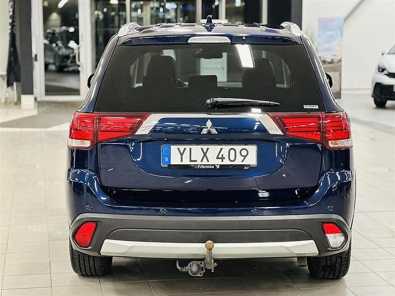 Begagnad Mitsubishi Outlander 150 HK (110 kW) 2017 Blå SUV