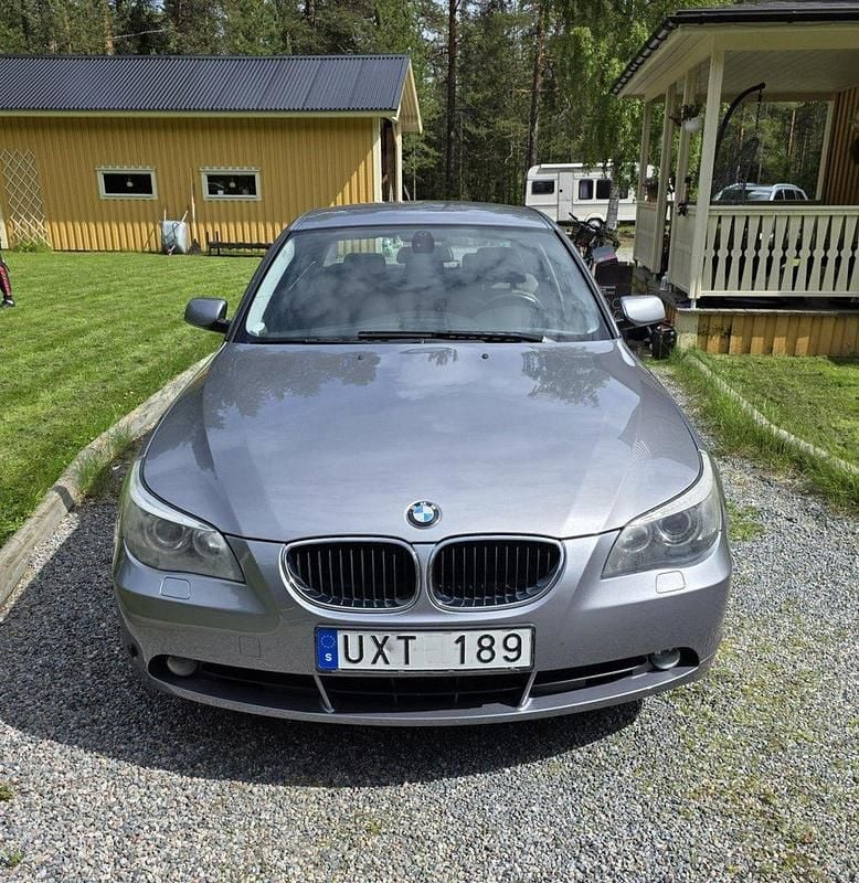 Grå Begagnad 2004 BMW 530 Sedan | 65 000 kr (Marknadspris) - Bild 1/4