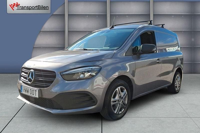 Grå (gråmetallic) Begagnad 2023 Mercedes Citan 112 Van | 189 000 kr (Marknadspris) - Bild 1/4